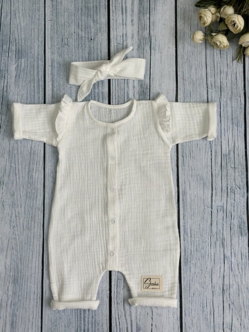 Купить оптом 336-МО. Комбинезон с повязкой для девочки из муслина, хлопок 100%, размеры 56,62,68, молочный в Красноярске